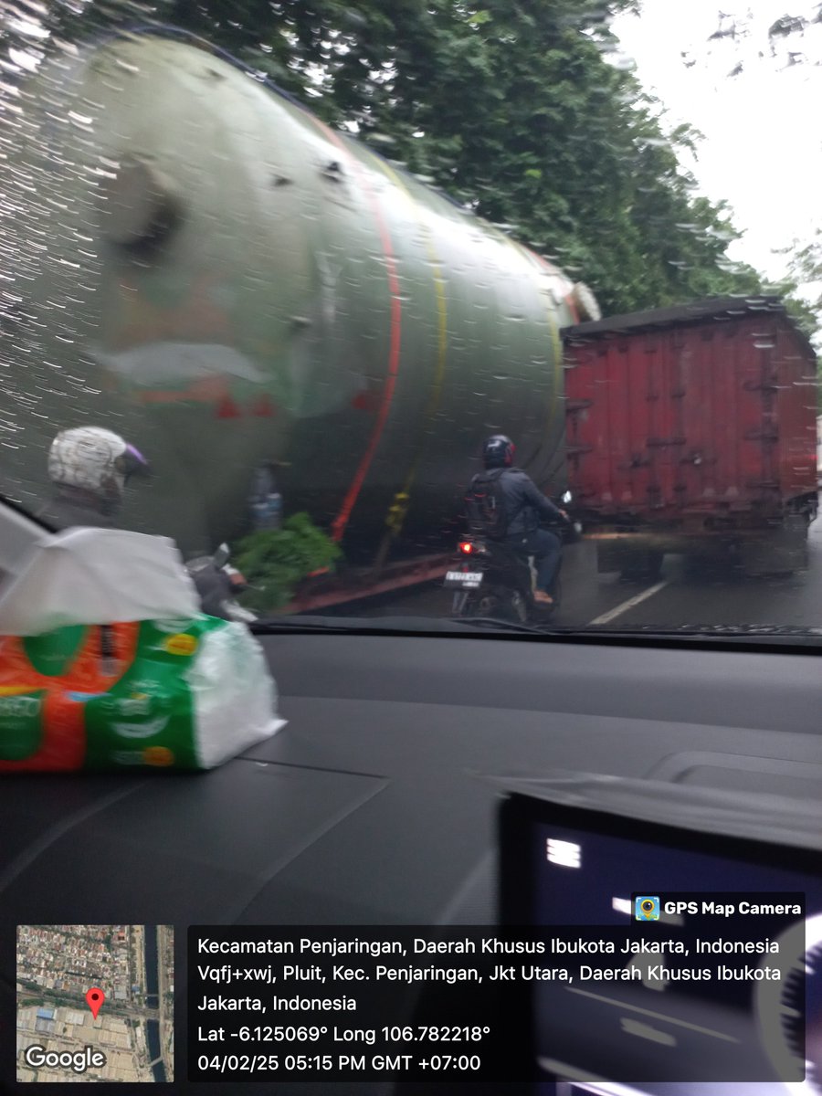 RRiwoyo's tweet photo. @Metro_TV mohon dibantu sampaikan ke Pihak yg terkait bahwa ada 4 trailer memgankut tambung besar membuat kemacetan dari pagi hingga saat ini di jalan tersebut. https://t.co/yn4oYg8OKk