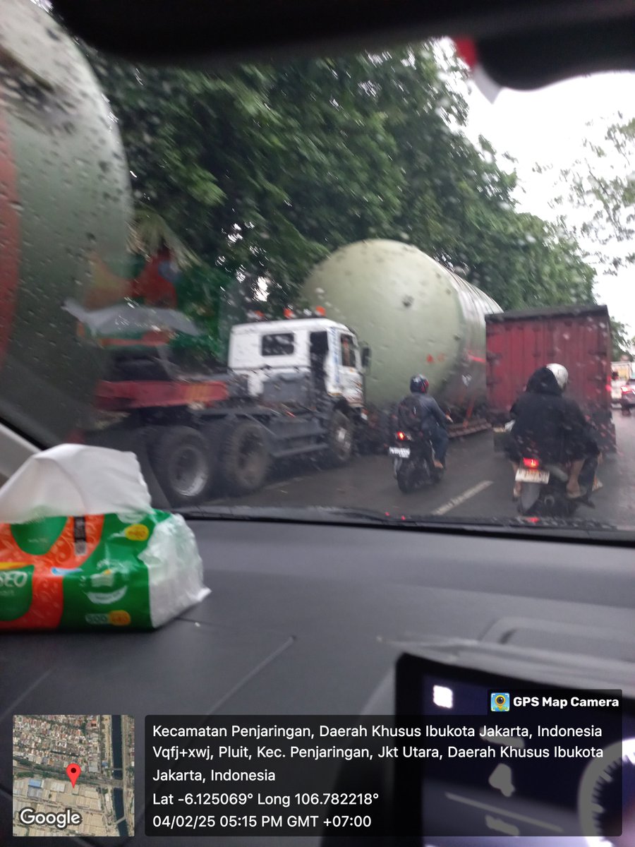 RRiwoyo's tweet photo. @Metro_TV mohon dibantu sampaikan ke Pihak yg terkait bahwa ada 4 trailer memgankut tambung besar membuat kemacetan dari pagi hingga saat ini di jalan tersebut. https://t.co/yn4oYg8OKk