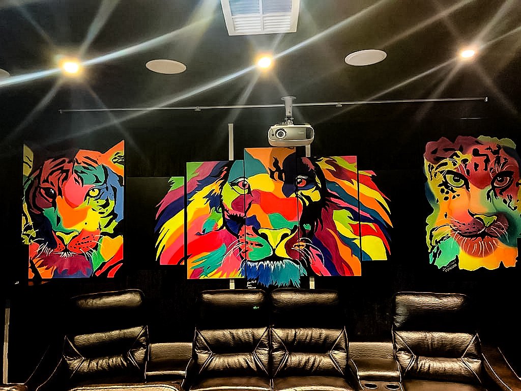 Jean_MarieJ's tweet photo. Imagine your walls glowing with art that comes to life at night. 🌌 Would you hang this in your home? #OilPainting #ArtLover #LuminousArt" https://t.co/5ZlDIGsC9j