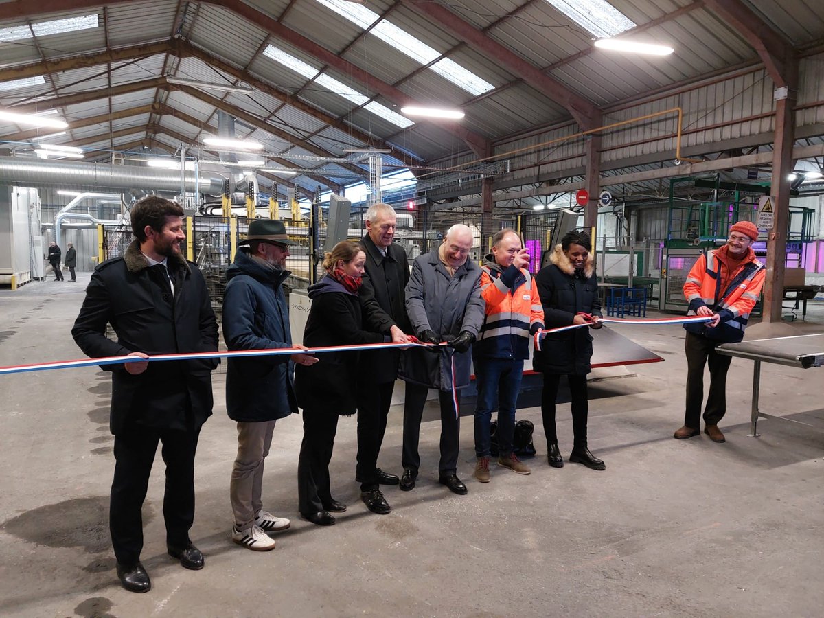 Prefet77's tweet photo. Revibat est une start-up industrielle  experte en isolation thermique et phonique en laine de verre recyclée. Hier Pierre Ory, @prefet77 a participé à l'inauguration de l'usine  de recyclage de laine de verre de Monthyon. https://t.co/ESfT4yuxmW