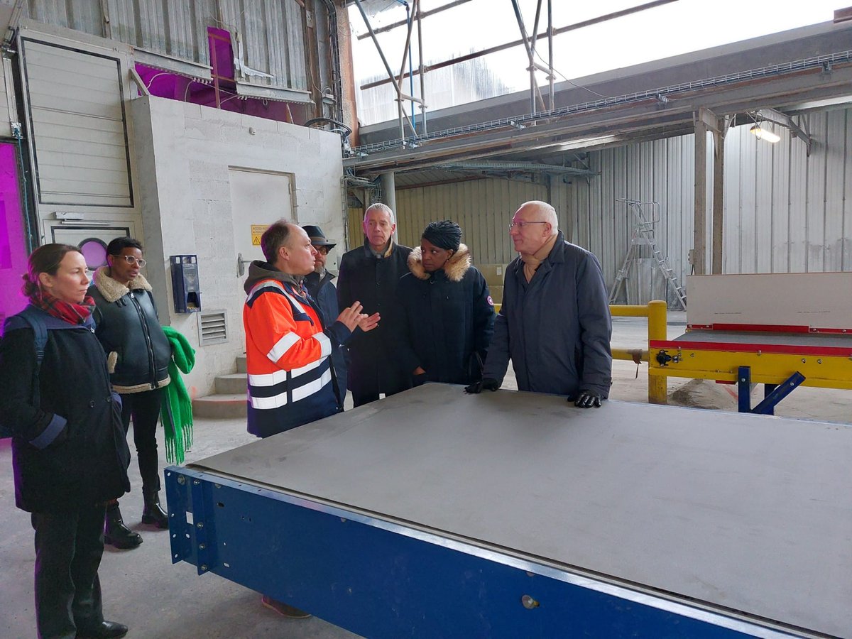 Prefet77's tweet photo. Revibat est une start-up industrielle  experte en isolation thermique et phonique en laine de verre recyclée. Hier Pierre Ory, @prefet77 a participé à l'inauguration de l'usine  de recyclage de laine de verre de Monthyon. https://t.co/ESfT4yuxmW