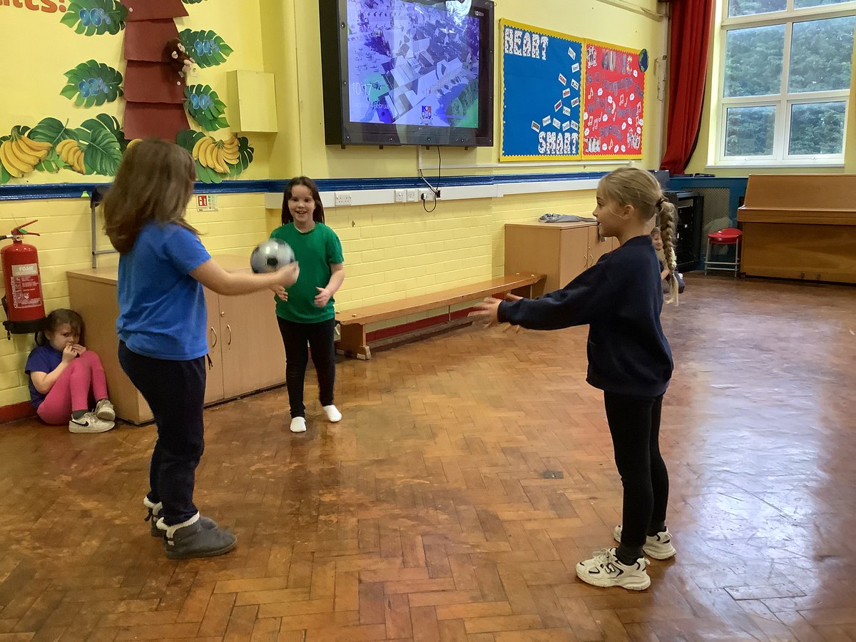 MrsLM_Thatto's tweet photo. Practicing our throwing and catching skills today in PE. https://t.co/tU2yw1W04j