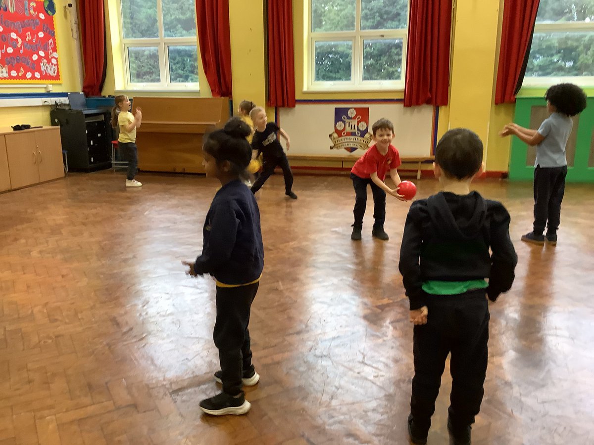 MrsLM_Thatto's tweet photo. Practicing our throwing and catching skills today in PE. https://t.co/tU2yw1W04j