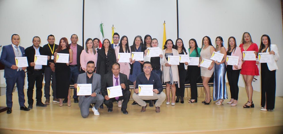 CaracolRadioTun's tweet photo. 47 mineros de #Boyacá y Cundinamarca se graduaron en diplomados de seguridad minera, en el marco del convenio entre el @MinEnergiaCo y la @UPTCoficial. Están capacitados en operaciones subterráneas, a cielo abierto y control de atmósferas, fortaleciendo la seguridad del sector https://t.co/huHGRdTLDB