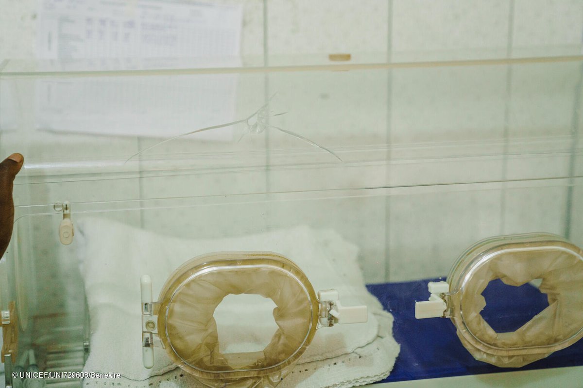 UNICEFDRC's tweet photo. 🕊️

Faraja, qui signifie « consolation » en swahili, a été blessé à l'oreille lorsqu'une balle a traversé le plafond et est tombée sur sa couveuse dans un hôpital à Goma.

L'UNICEF aide à fournir des soins vitaux aux enfants à l'est de la RD Congo, mais ils ont besoin de paix. https://t.co/bJ5zJMexin