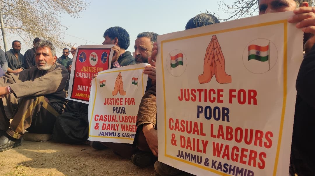 kntnewsagency's tweet image. Casual labourers working at PHE Department stage protest #Regularization #Budgam
