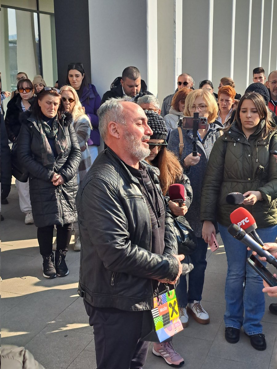 Nije želeo da proda svog mrtvog sina, progonili su njega i porodicu, svi su bili protiv njega ali on je izdržao i jedino što traži to je pravda.

Čovek, ljudskost, karakter.

MILOVAN MILIVOJEVIC!!!