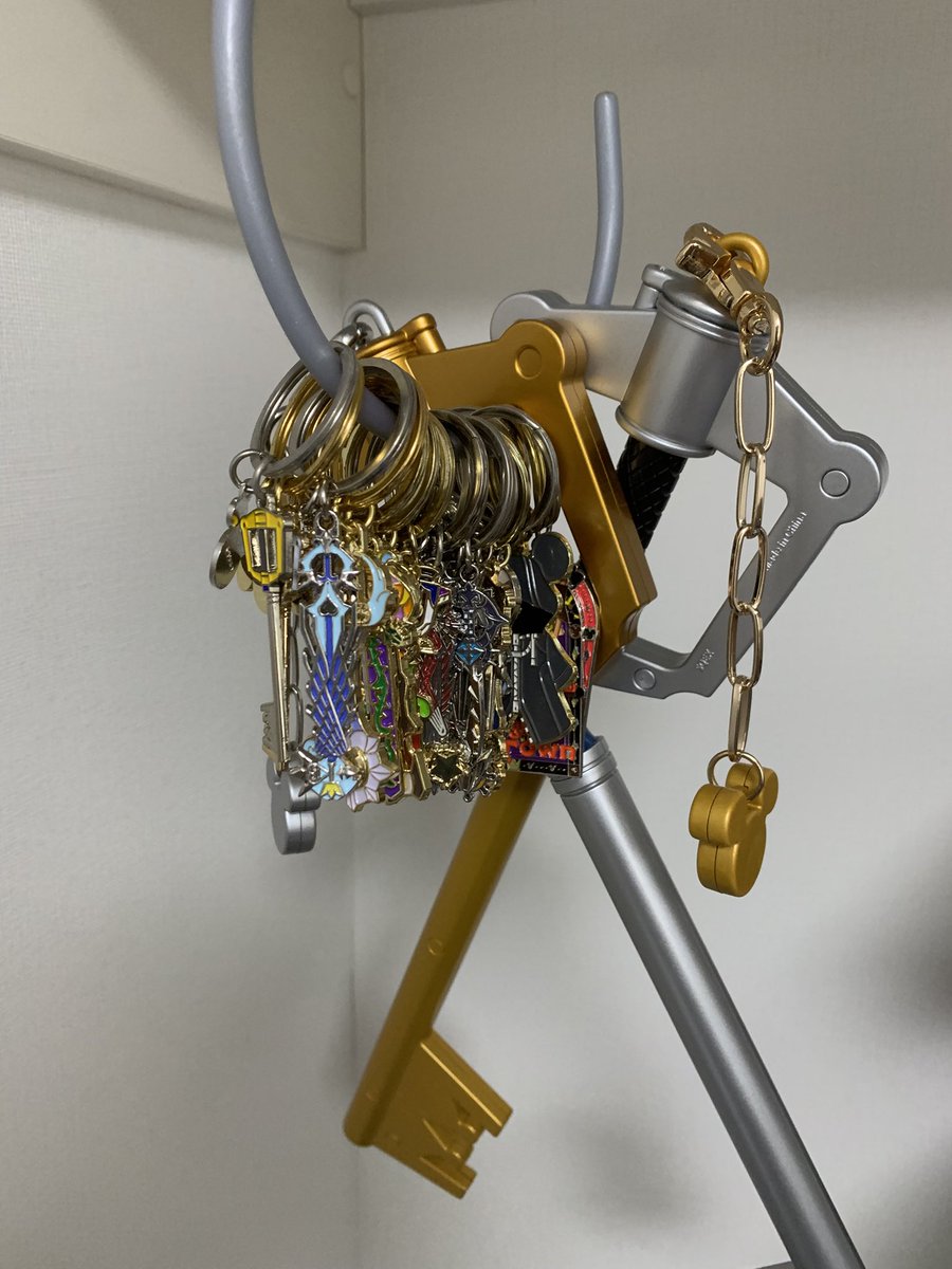 さて…

次はこのジャラジャラしてるキーブレード達をどう飾るか…🤔