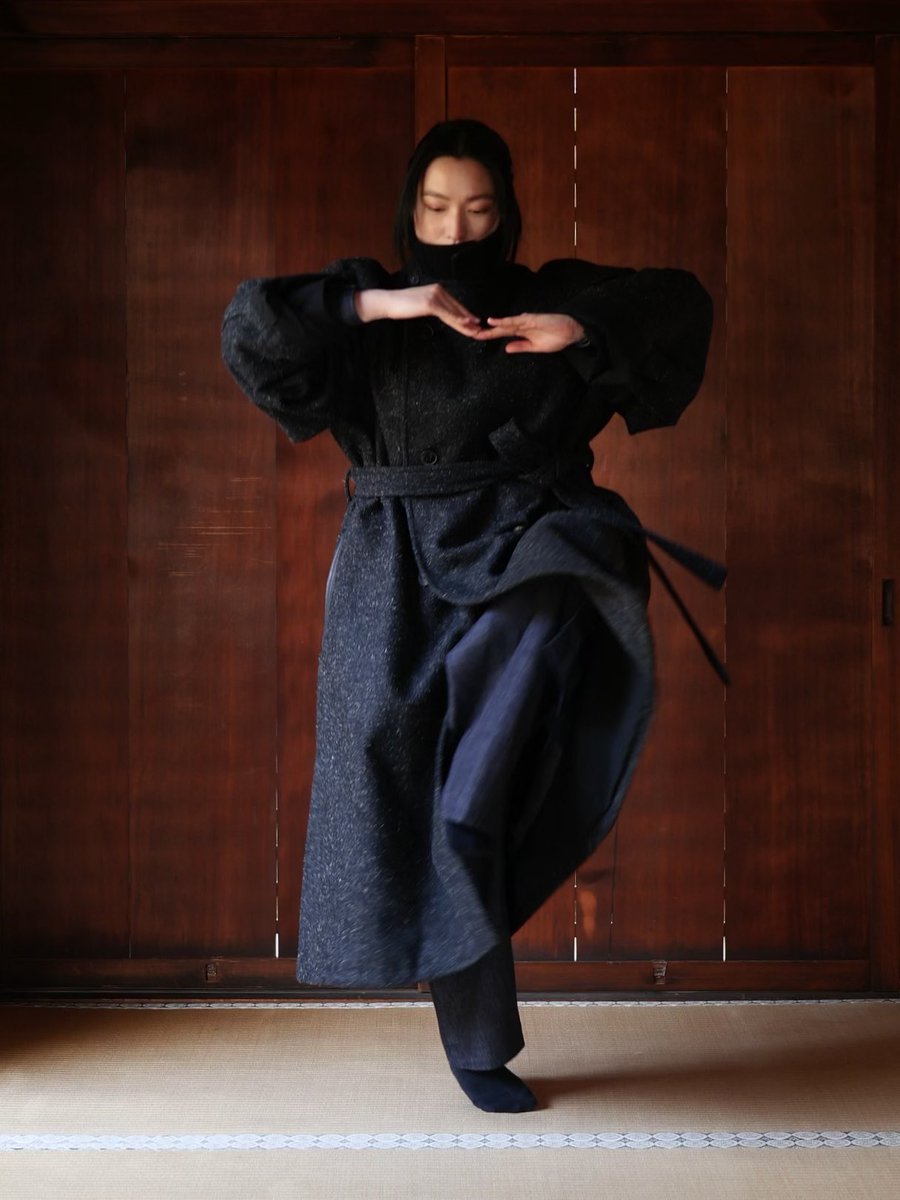 inu1dog1's tweet photo. 実は身長が153cmと小柄な妻に、ファッションモデルのご依頼があった。
「さすがに妻でもこればかりは難しいのでは？」と体型面での不安を伝えたのだが、担当者もデザイナーもそれでいいと言う。
そして当日。誰に教わったわけでもないのに、堂々としたポージングを披露する妻。 https://t.co/FJXjoK1bBl