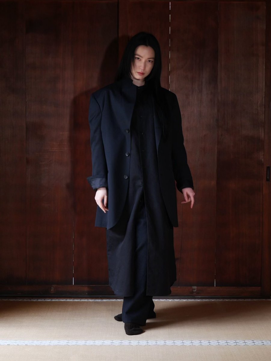 inu1dog1's tweet photo. 実は身長が153cmと小柄な妻に、ファッションモデルのご依頼があった。
「さすがに妻でもこればかりは難しいのでは？」と体型面での不安を伝えたのだが、担当者もデザイナーもそれでいいと言う。
そして当日。誰に教わったわけでもないのに、堂々としたポージングを披露する妻。 https://t.co/FJXjoK1bBl