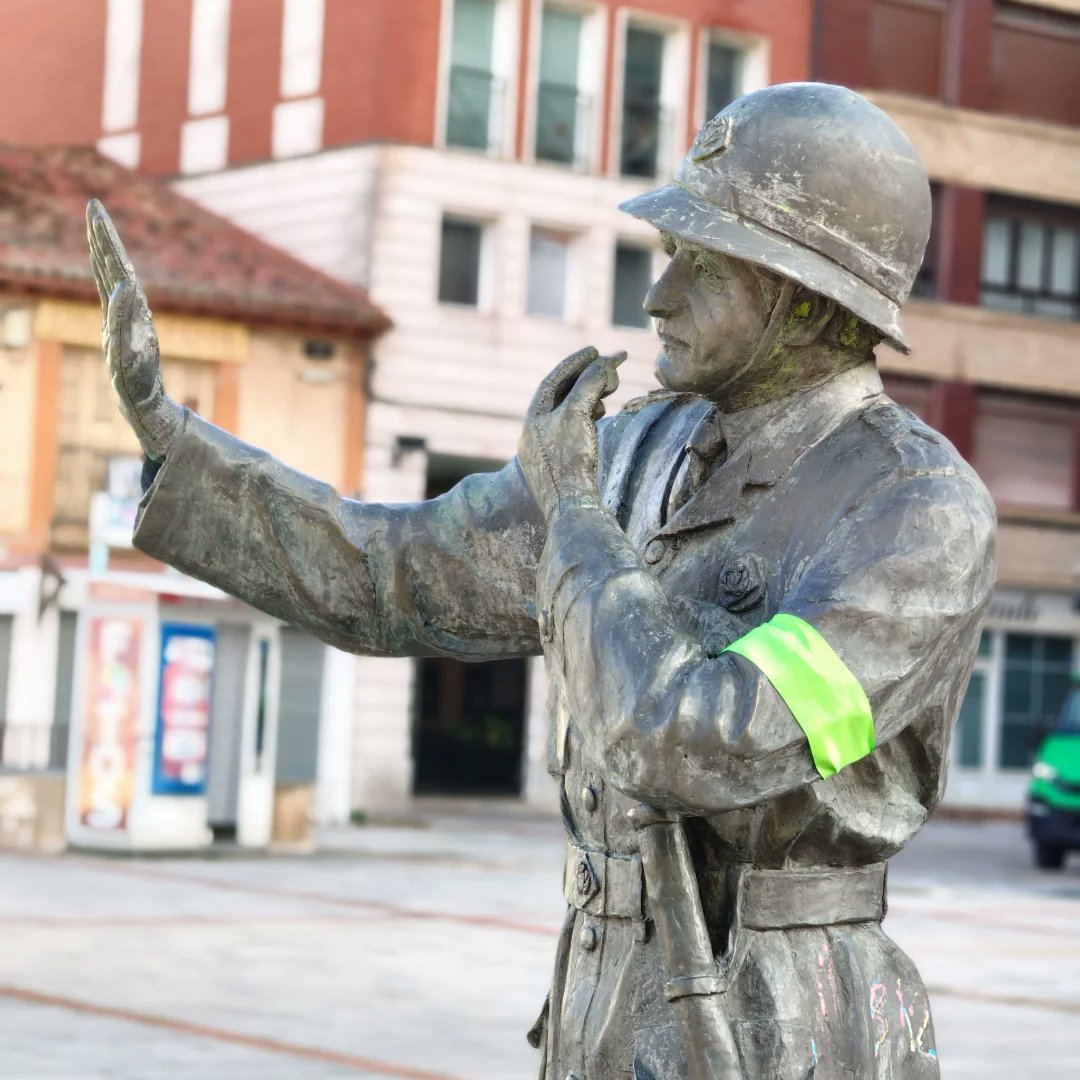 ContraCancerBU's tweet photo. Hoy, Día Mundial Contra el Cáncer, las estatuas de Burgos lucen el brazalete de la esperanza
#TodosContraElCáncer
#MasDatosCancer https://t.co/JgZh1HIn0r