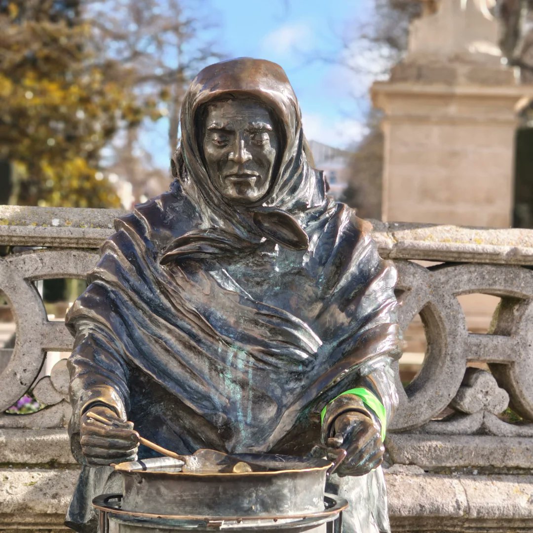 ContraCancerBU's tweet photo. Hoy, Día Mundial Contra el Cáncer, las estatuas de Burgos lucen el brazalete de la esperanza
#TodosContraElCáncer
#MasDatosCancer https://t.co/JgZh1HIn0r
