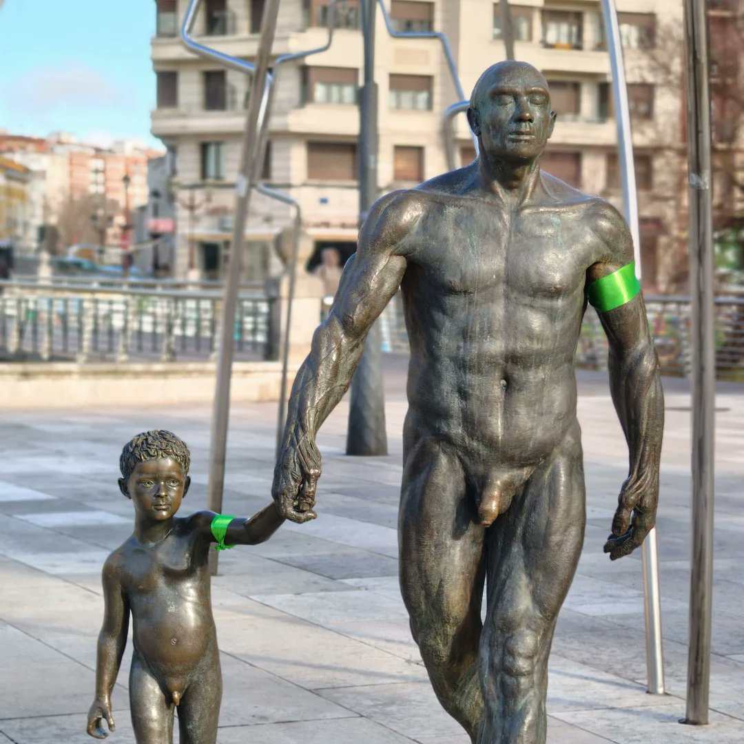 ContraCancerBU's tweet photo. Hoy, Día Mundial Contra el Cáncer, las estatuas de Burgos lucen el brazalete de la esperanza
#TodosContraElCáncer
#MasDatosCancer https://t.co/JgZh1HIn0r