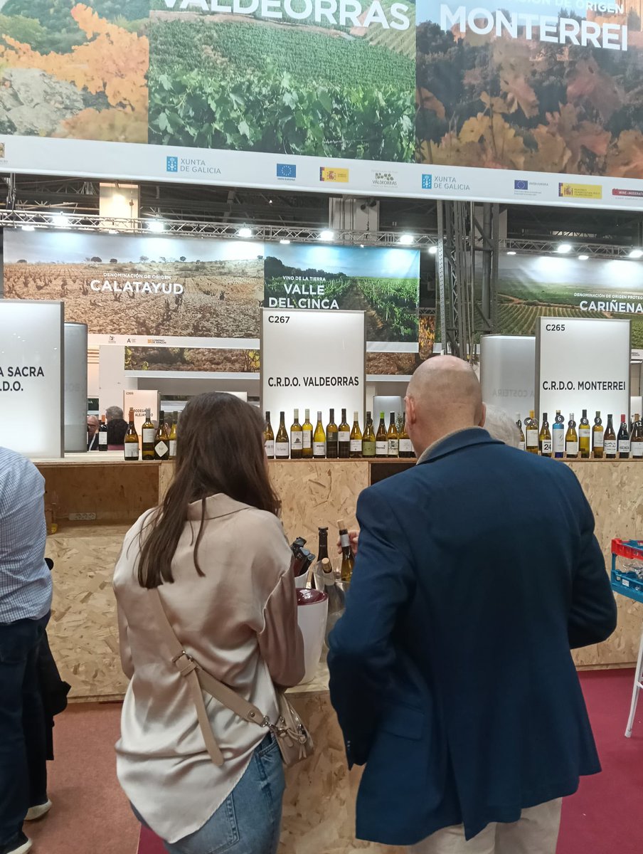 CRDOValdeorras's tweet photo. Segundo día en la quinta edición de
la @bcnwineweek en la que participan 36 referencias presentadas por 18 bodegas amparadas. Marcos Prada, presidente del @CRDOValdeorras: “es un escaparate perfecto para la exclusividad de nuestros vinos”.
#vinosdevaldeorras #ferias #promocion https://t.co/WdK7n8zpE6