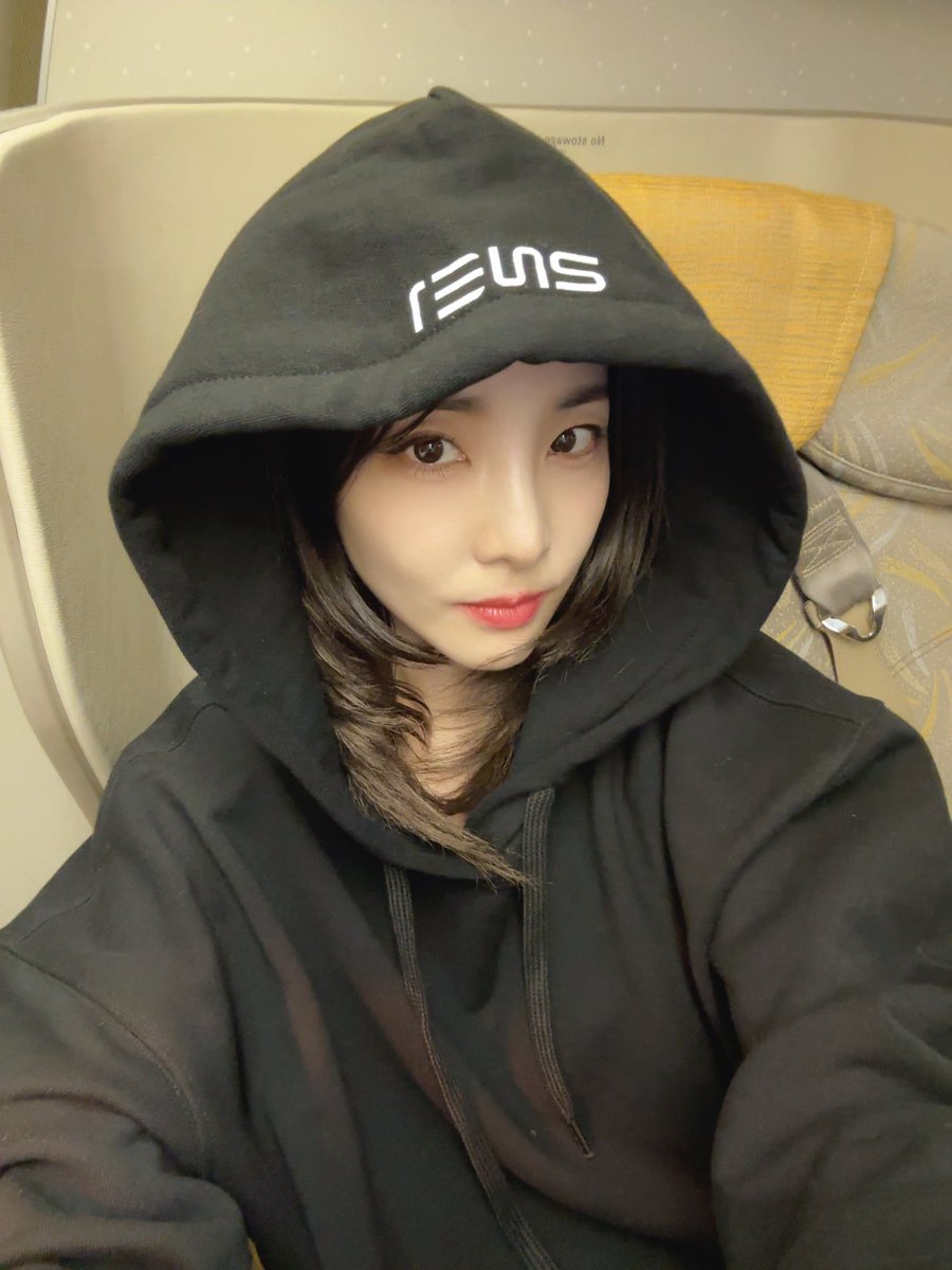 krungy21's tweet photo. MC Dara, Off to Manila ✈️🇵🇭
#BeTheNEXT #9Dreamers 🎤 https://t.co/IBLD3ETfCM