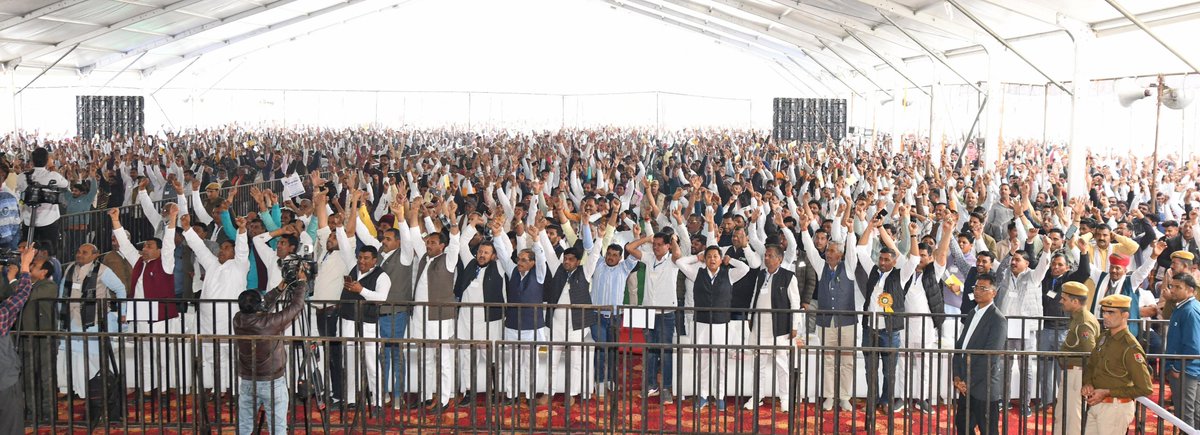 BhajanlalBjp's tweet photo. आज जयपुर में सरपंच संघ राजस्थान द्वारा आयोजित पंचायती राज सशक्तीकरण एवं अभिनंदन समारोह में सहभागिता कर उपस्थित जनप्रतिनिधियों को संबोधित किया।

इस अवसर पर सभी को हमारी सरकार द्वारा ग्रामीण विकास, स्थानीय स्वशासन एवं पंचायती राज व्यवस्था के सुदृढ़ीकरण हेतु किए जा रहे प्रयासों की विस्तृत जानकारी दी।

हमारी सरकार यह निरंतर सुनिश्चित कर रही है कि ग्रामीण क्षेत्रों का समग्र विकास हो तथा पंचायती राज संस्थाएं सशक्त एवं स्वावलंबी बनें।
