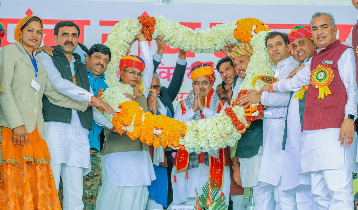 BhajanlalBjp's tweet photo. आज जयपुर में सरपंच संघ राजस्थान द्वारा आयोजित पंचायती राज सशक्तीकरण एवं अभिनंदन समारोह में सहभागिता कर उपस्थित जनप्रतिनिधियों को संबोधित किया।

इस अवसर पर सभी को हमारी सरकार द्वारा ग्रामीण विकास, स्थानीय स्वशासन एवं पंचायती राज व्यवस्था के सुदृढ़ीकरण हेतु किए जा रहे प्रयासों की विस्तृत जानकारी दी।

हमारी सरकार यह निरंतर सुनिश्चित कर रही है कि ग्रामीण क्षेत्रों का समग्र विकास हो तथा पंचायती राज संस्थाएं सशक्त एवं स्वावलंबी बनें।