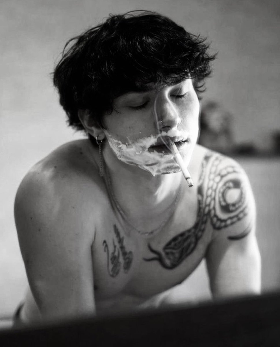 ilveroleopardi's tweet image. “tu pensoso in disparte il tutto miri;
non compagni, non voli,
non ti cal d’allegria, schivi gli spassi;
canti, e così trapassi
dell’anno e di tua vita il più bel fiore.”