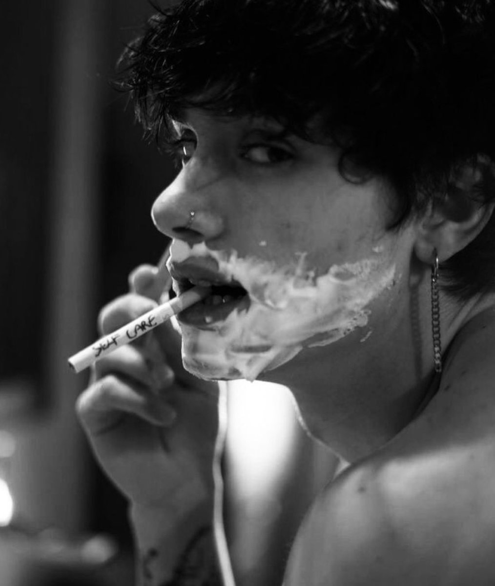 ilveroleopardi's tweet image. “tu pensoso in disparte il tutto miri;
non compagni, non voli,
non ti cal d’allegria, schivi gli spassi;
canti, e così trapassi
dell’anno e di tua vita il più bel fiore.”