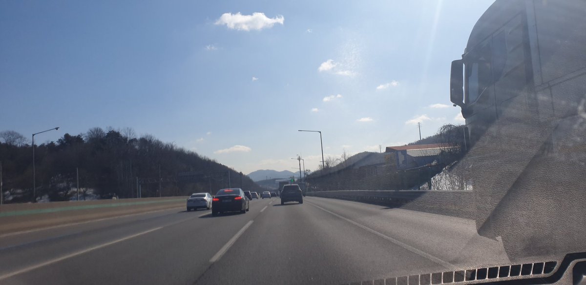 viadomm's tweet photo. 부산 출장 가는길~!!

중간에 영천도 들러야 하는

꼭 충청도  구간에는 눈발이^^

#부산출장
#새해스타트
#현생바쁜 https://t.co/NvEWoCWGFo