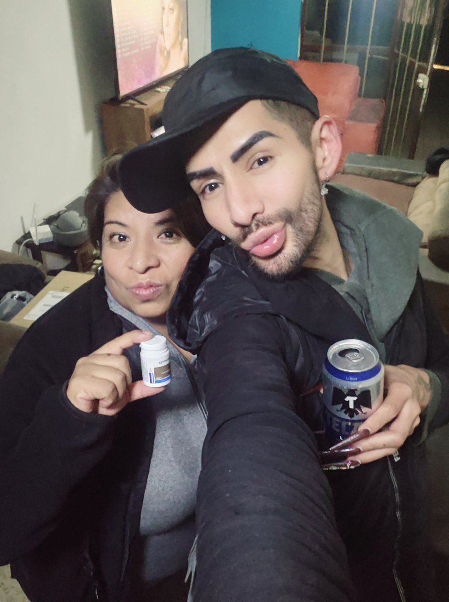 DramaQueenRemix's tweet photo. Limando las asperezas con mi querida #Iris que como ya se va anexar no tomo y nos acompaño con su ibuprofeno di HAHAHAHAHAHAHAHAHAHAHAHA ay que gusto volver a estar molestandonos mutuamente como siempre negra 😂 ya nos hacía falta 😂 #Chabelo #Ñoño #LaGuzman #LaExpresionFacial 😂 https://t.co/0piabWvwBk