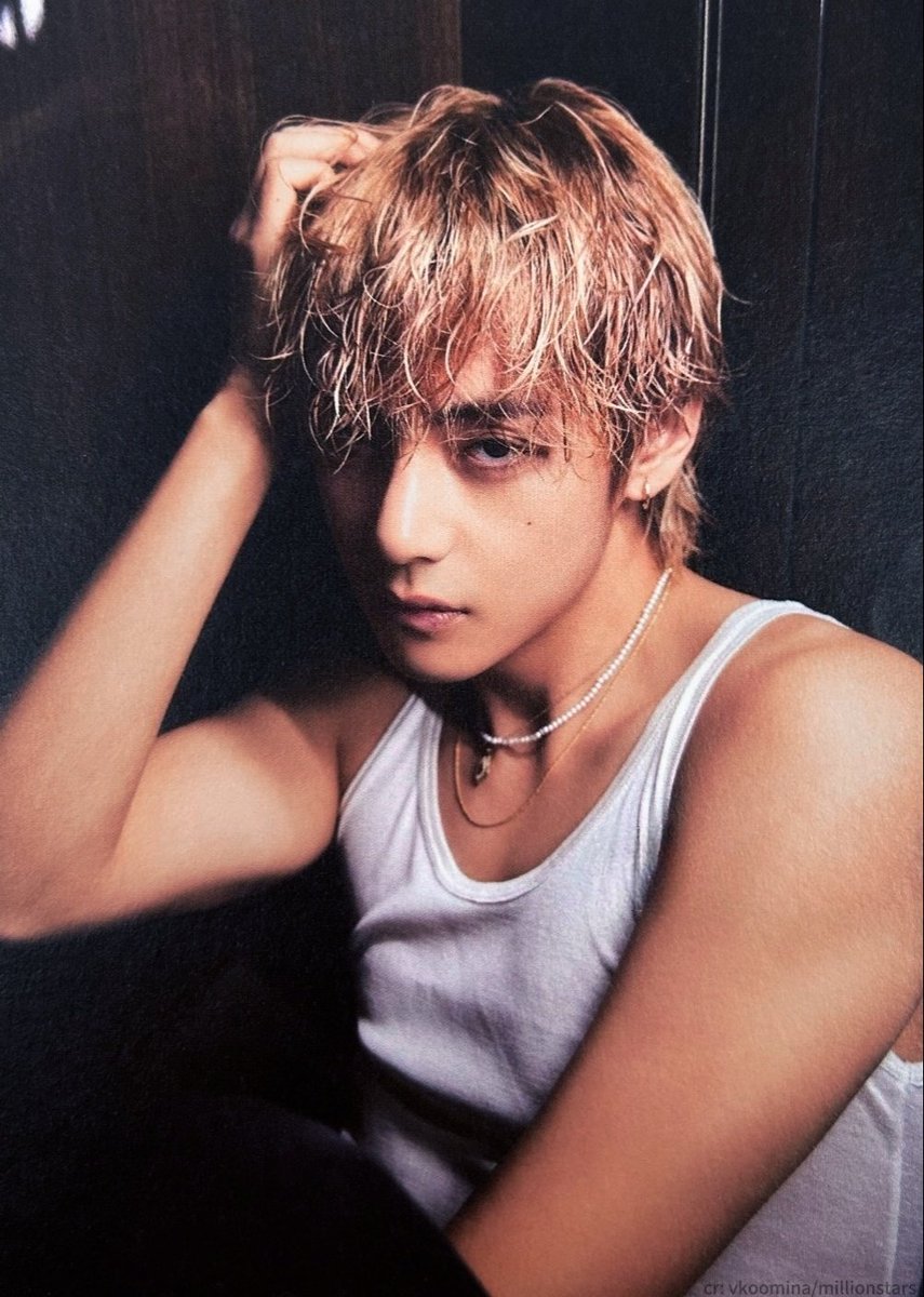 TheePopCore's tweet photo. V looks extremely exquisite, outrageously attractive and unbearably handsome in new Rêvé photobook. https://t.co/4WJY1BkJ8a