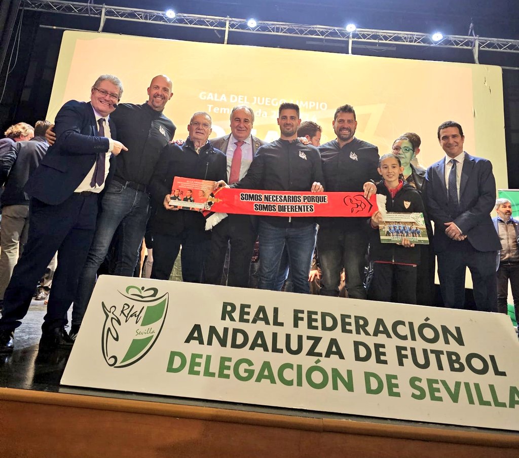 ✨🏆En la Gala de la Real Federación Andaluza de Fútbol ⚽️ <a href="/RFAFSevilla/">RFAF - Delegación de Sevilla</a>, recibimos un Premio especial por la campaña de humanización #YoMeRapo junto a <a href="/CDESFUBASA95/">CD ESFUBASA</a> 🦁. Una noche mágica en el Centro Cultural <a href="/PastoraSoler/">Pastora Soler</a> de <a href="/aytocoriario/">Ayto. Coria del Río</a>.

#DíaMundialDelCáncer💪
<a href="/RFAF/">RFAF</a>