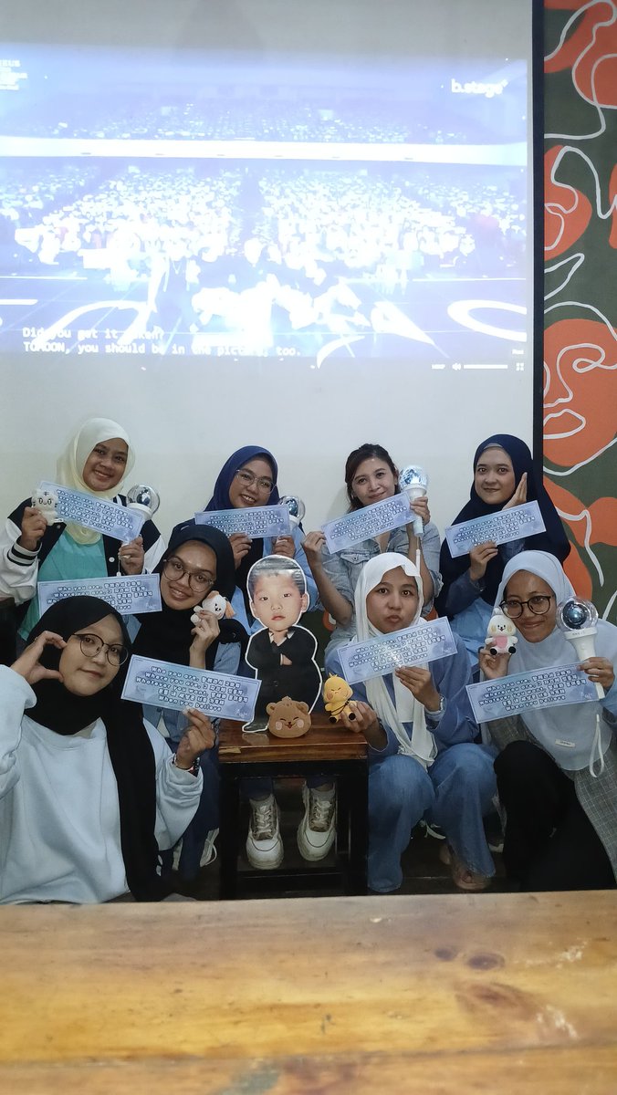 offdorecord's tweet photo. What an amazing experience I could see the apples of my eye on a ᵖʳᵒʲᵉᶜᵗᵒʳ screen for the last time in a while! Huge thanks @TomoonBandung for making this possible. ⊹♡₊ Also thankies @ONEUSteamid &amp; @moonproject_ina for the seocutee keepsake. ☾₊⋆ https://t.co/80Niz7ZHfQ