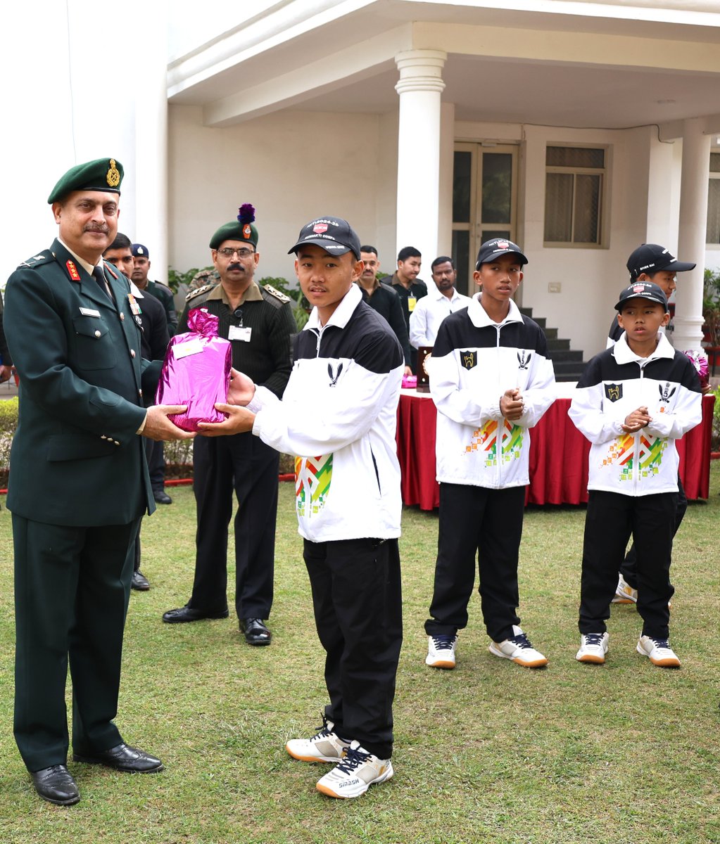 suryacommand's tweet photo. #IndianArmy
Students and Teachers of #Govt Secondary School, #Karbey, #Sikkim visited #SuryaCommand, #Lucknow as part of #NationalIntegrationTour (Buddha Circuit), organised under “OP SADBHAVANA”.
Lt Gen Mukesh Chadha, #COS, #CentralCommand interacted and felicitated the young students. He encouraged them to dream big, work diligently and embrace India’s diversity as a source of strength. He also motivated them to choose Armed Forces as a career and be part of #NationBuilding.
#NationFirst
#NationalIntegration
#UnityinDiversity
#KnowYourNation
@adgpi
@ProDefLko
@PRODefDehradun
@PROdefprayagraj
@SpokespersonMoD
@UBArea_IA
@HQ_IDS_India
@MinofDefIndia
@PrayagrajSA_IA
