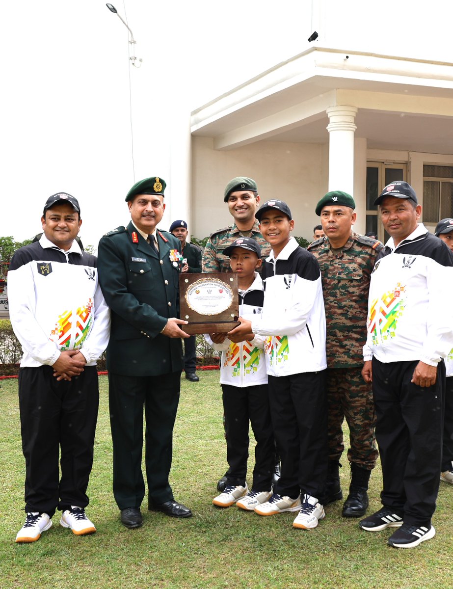 suryacommand's tweet photo. #IndianArmy
Students and Teachers of #Govt Secondary School, #Karbey, #Sikkim visited #SuryaCommand, #Lucknow as part of #NationalIntegrationTour (Buddha Circuit), organised under “OP SADBHAVANA”.
Lt Gen Mukesh Chadha, #COS, #CentralCommand interacted and felicitated the young students. He encouraged them to dream big, work diligently and embrace India’s diversity as a source of strength. He also motivated them to choose Armed Forces as a career and be part of #NationBuilding.
#NationFirst
#NationalIntegration
#UnityinDiversity
#KnowYourNation
@adgpi
@ProDefLko
@PRODefDehradun
@PROdefprayagraj
@SpokespersonMoD
@UBArea_IA
@HQ_IDS_India
@MinofDefIndia
@PrayagrajSA_IA
