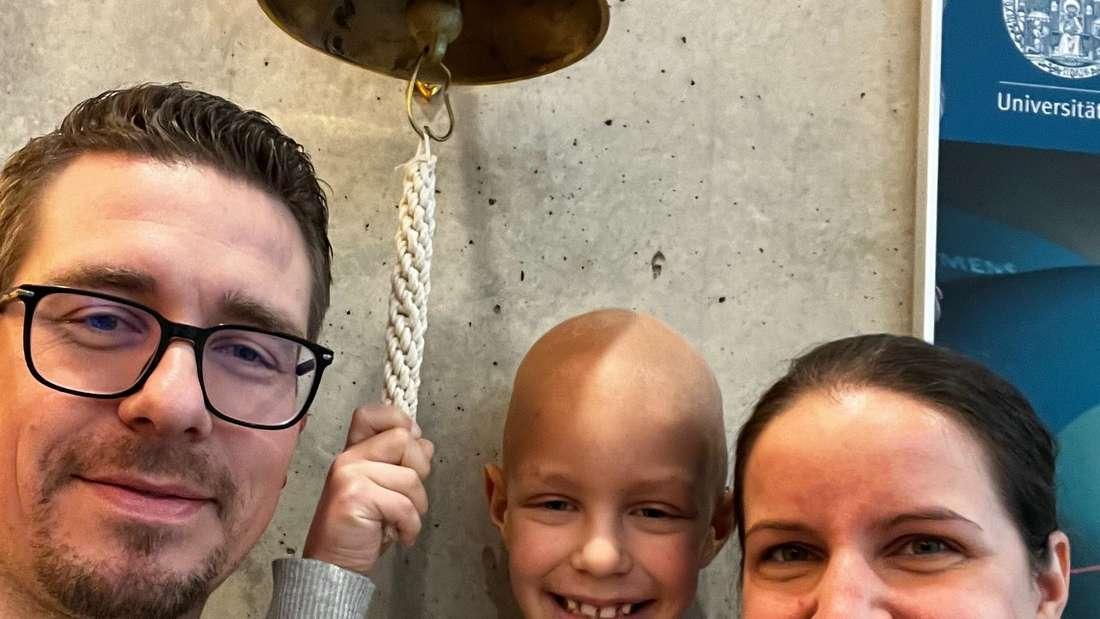 (+) Maxi (6) aus Bad Aibling kämpft gegen den Krebs. Jetzt hat der Bub einen wichtigen Schritt der Behandlung geschafft. Und für einen besonders emotionalen Moment gesorgt. bgland24.de/rosenheim/bad-…