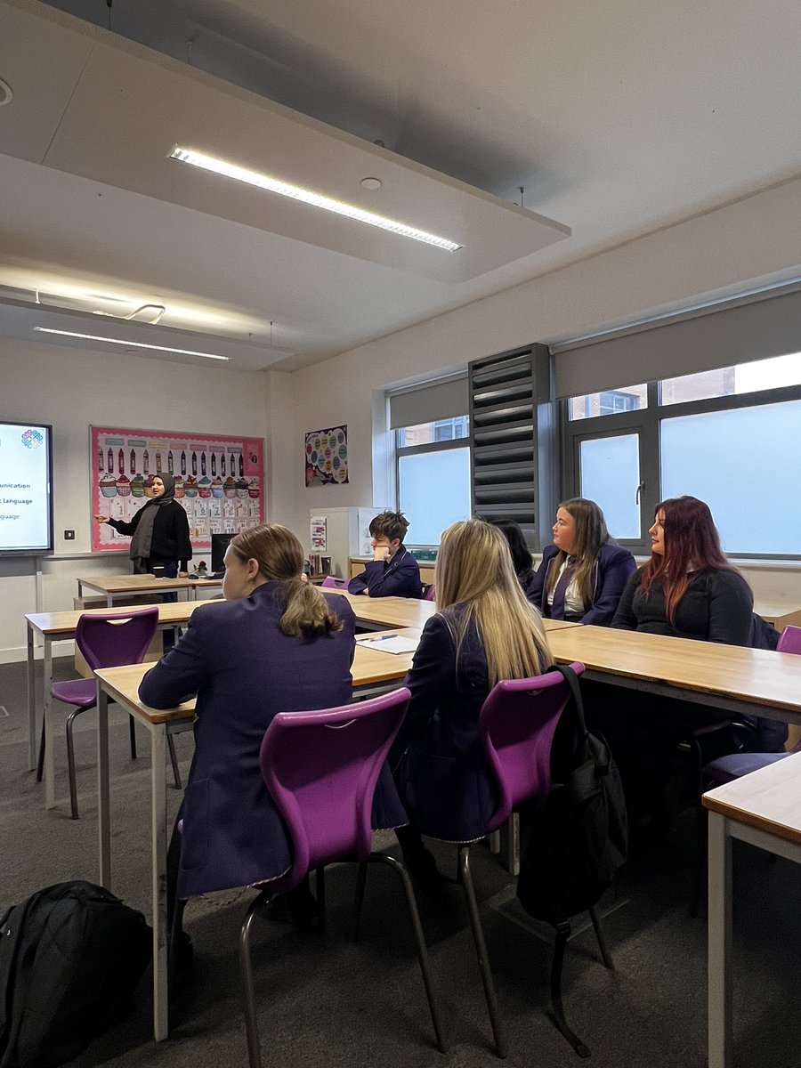 MissMeredith8's tweet image. Great session on “Why languages?” delivered by @cardiffuni. Year 9 loved it. Diolch yn fawr Sam 🏴 🇫🇷 🇦🇪