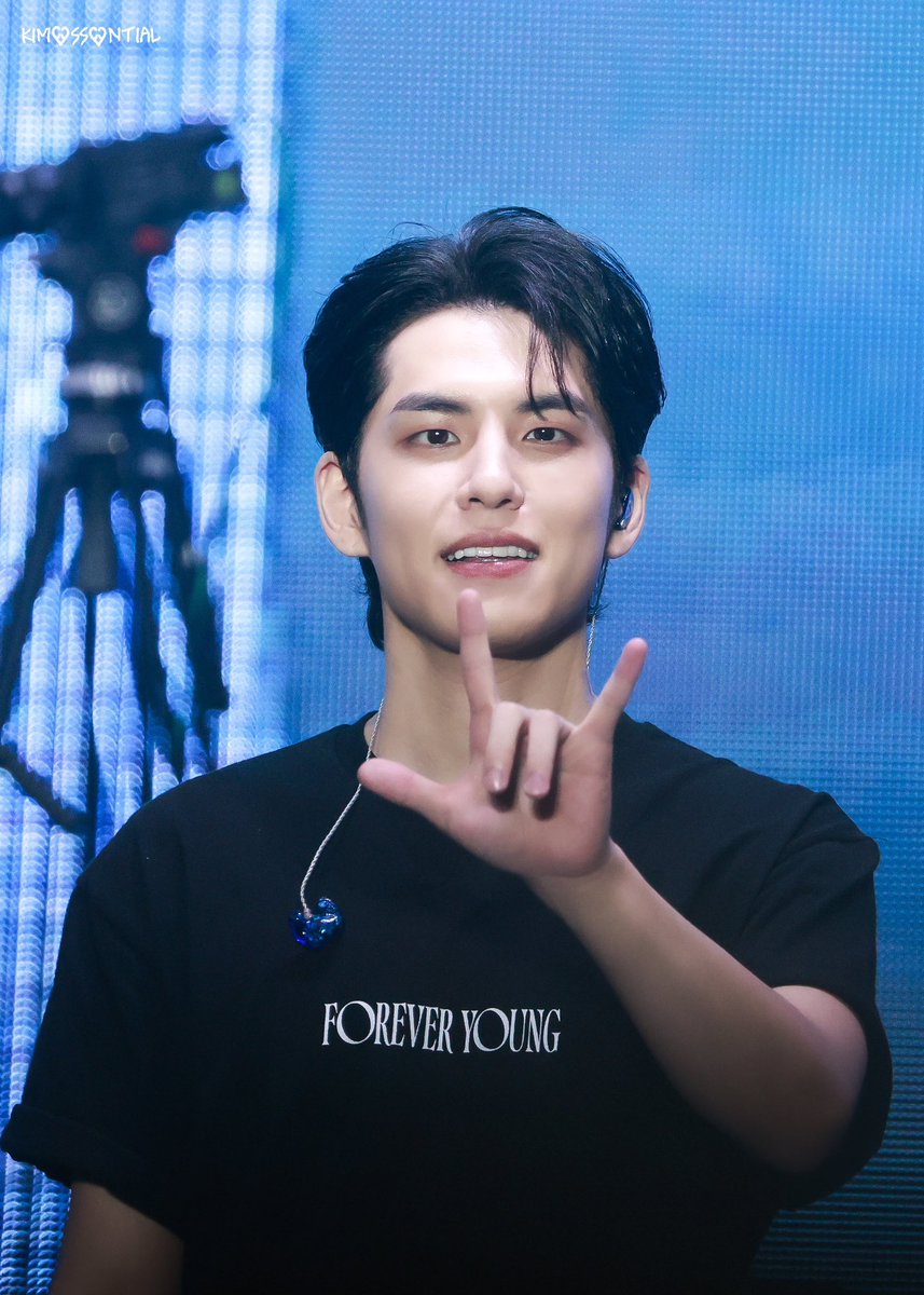 __ESSENTIAL's tweet photo. 250202 FOREVER YOUNG in BUSAN

이 사랑둥이를 어쩌면 좋아 
.⠀⠀ /)   /)⠀ ᕱ ᕱ    (\   (\
⠀ʚ(｡´꒳`｡)(◜꒳ ◝)(｡´꒳`｡)ɞ

#데이식스 #day6 #원필 #WONPIL https://t.co/rUM3P8z89w
