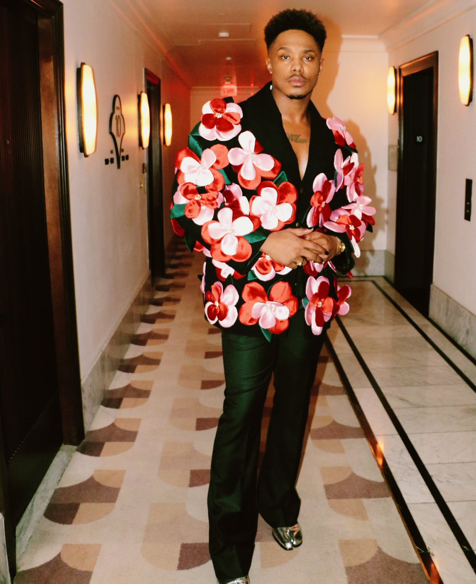 iCON Billingsley (@icontips) on Twitter photo …flower bomb. 🌺
Avery Wilson for the 67th annual <a href="/RecordingAcad/">Recording Academy / GRAMMYs</a> Awards.
wearing custom #SevonDejana & <a href="/Margiela/">Maison Margiela</a>
#iCONtips …flower bomb. 🌺
Avery Wilson for the 67th annual <a href="/RecordingAcad/">Recording Academy / GRAMMYs</a> Awards.
wearing custom #SevonDejana & <a href="/Margiela/">Maison Margiela</a>
#iCONtips