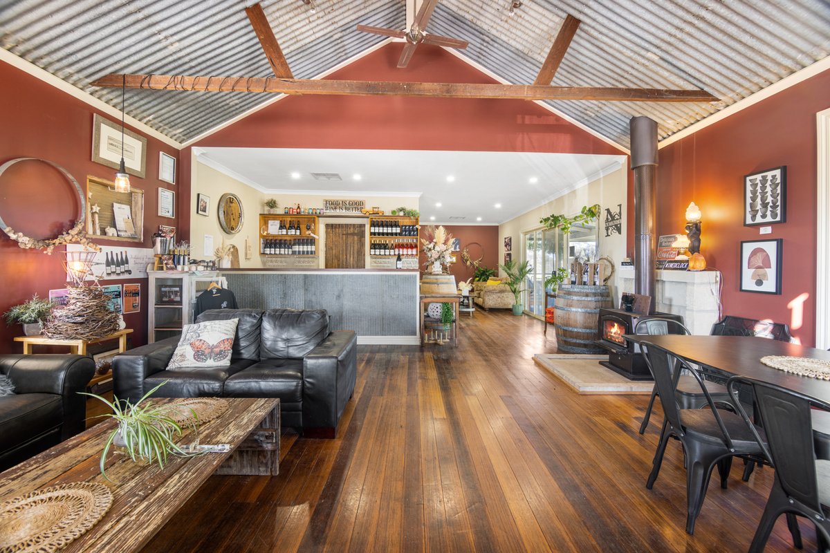 Norton Estate Wines
#NortonEstate #Winery #vineyard #viticulture #winegrapes #Grapes #Lifestyle #grapegrowing #winemaking #Wine #cellardoor #WineBusiness #wineindustry #WineRealEstate <a href="/Wine_Australia/">Wine Australia</a> #WineRealEstate #Wimmera @EldersRealEstate
wineindustryrealestate.com/RealEstate/nor…