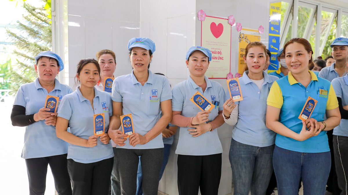housepackaging's tweet photo. Lucky money is a meaningful tradition every Tet holiday at Khang Thanh ♥️
This is an opportunity for the Board of Directors to spread the joy, and send wishes of luck, health, and fortune to all Khang Thanh members.
#KhangThanh #HouseOfPackaging https://t.co/O9e7TCmfqI