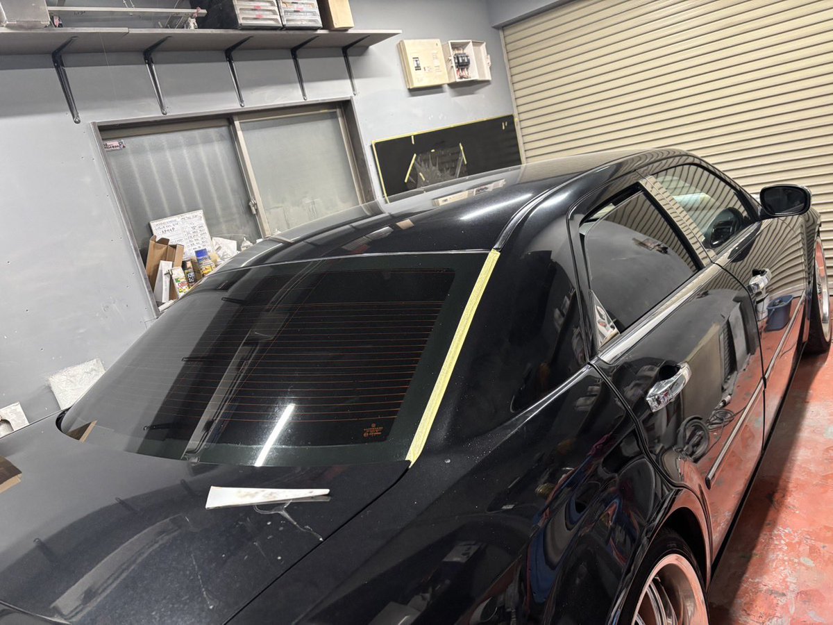 18yshi's tweet photo. クラウン丸車で売りました！
縁があって親父が人生最後に乗ってたクライスラー300Cを納車しました✨
雨染みがすごくて磨きしてもらってリア3面も真っ暗フィルム貼ってもらったり、街乗り大人仕様でカスタムして綺麗に乗ります✨
イベ車じゃない街乗りクライスラーもマイスターさんにお世話になります😄 https://t.co/umrTLyca91