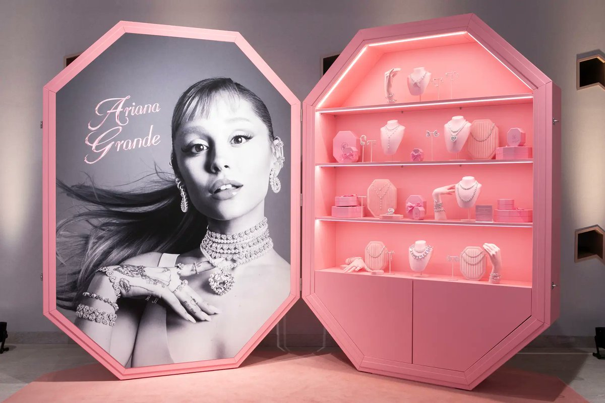 inrock's tweet photo. Ariana Grande x Swarovski Capsuleコレクション

Swarovski銀座では2025年4月7日（月）まで、この特別なコレクションの発売を祝いAriana Grande x Swarovski Capsuleコレクションインスタレーションを行っています。また、2025年2月9日（日）まではSwarovski銀座の2階で温かいドリンクのサービスを行っていますので、このコレクションのために製作したスペシャルカップを手に、クリスタルの輝きと共に心温まるひと時をお楽しみください。https://t.co/AgUmsLYG3U @PRTIMES_JPより