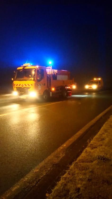 VERGLAS 🥶 | Cette semaine, il fait froid en Charente-Maritime. Des actions de salage sont actuellement en cours ce mardi matin par les équipes du Département: 
🔹 RD 142 entre Pons et Jonzac
🔹 RD 2 entre Jonzac et St Genis de Saintonge 
🔹 RD 700 entre Pons et Archiac 
🔹 RD 28
