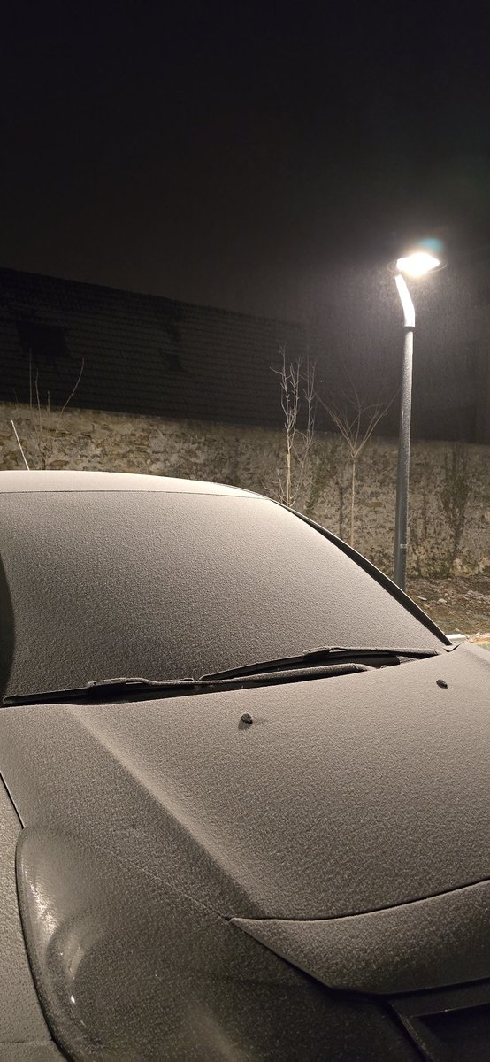 meteo_77's tweet photo. Prudence sur certains secteurs ce matin (sur ma photo #Combslaville #MoissyCramayel ) où une fine neige tombe et tient au sol, il s'agit de neige industrielle et de neige en grain (phénomène local).
Attention aussi aux brouillards givrants et aux basses visibilités.
Lucas https://t.co/7ZgT80uul4