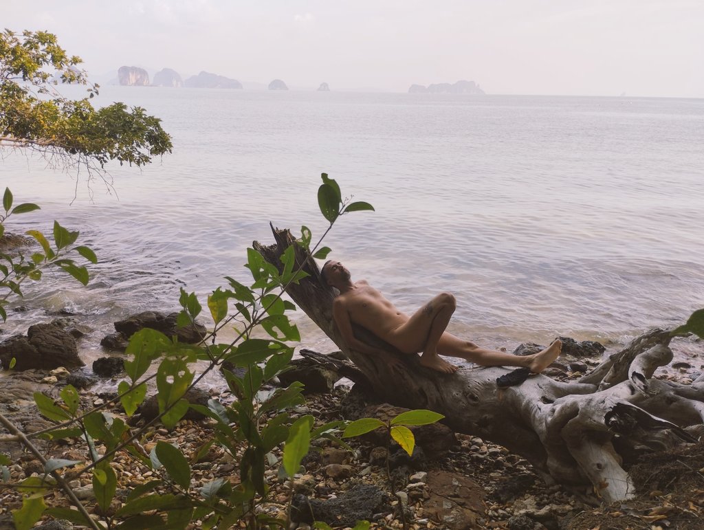 Oui c'était le paradis dans l'eau chaude de la Thaïlande #naturisme #naturismo #naturiste