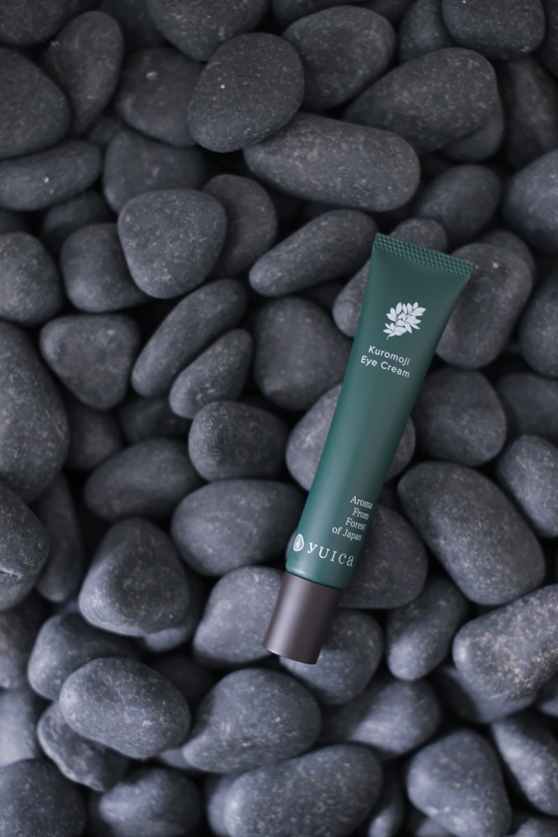 ✨yuica 黒文字アイクリームの使い方✨

パール粒1個分を薬指で目元にやさしく馴染ませ、上まぶたは目頭から目尻へ、下まぶたは目尻から目頭へトントン。

ハリと明るさを与え、輝く目元に🌿✨

#yuica #アイクリーム #目元ケア #スキンケア #黒文字アイクリーム