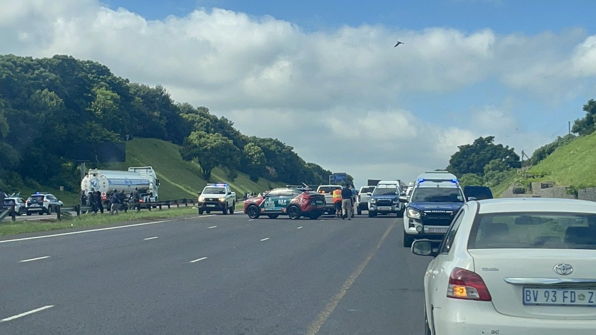 DasenThathiah's tweet image. 1 dead, 7 shot and wounded and four victims assaulted as cash in transit robbers try to escape on the N2. 

Police are searching for the robbers. 

We are live at the scene on @eNCA. #DStv403