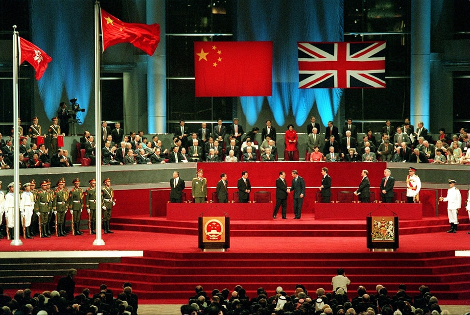 AzizulFarhan2's tweet photo. "Kenapa British Serahkan Hong Kong kepada China?"

Bila sebut sahaja Hong Kong, ramai akan terbayang Jackie Chan. 

Namun, tahukah anda bahawa Hong Kong pernah menjadi jajahan British selama lebih dari 150 tahun sebelum akhirnya diserahkan kepada China pada 1 Julai 1997? https://t.co/sWdVvEQGR7