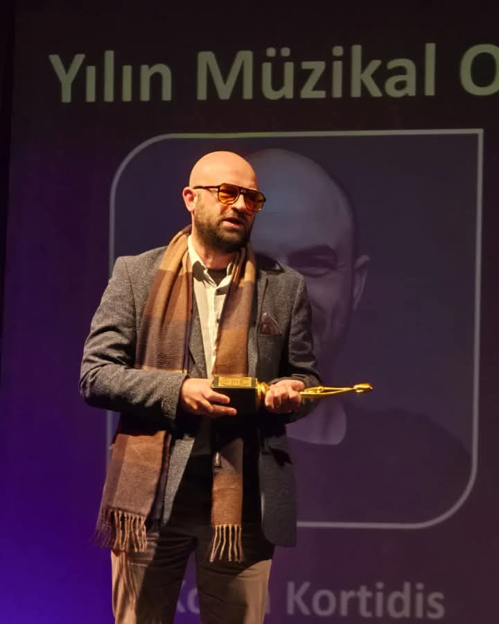 10. ULUSLARARASI ANADOLU TİYATRO ÖDÜLLERİ 
YILIN MÜZİKAL ERKEK OYUNCU ÖDÜLÜ - 2025

Oynadık tabii efendim, başka ne yaptık... Harika bir hayatımız var zaten renkli ve ışıklar altında...

#teatrorudius #akınkaplan #dariomoreno #türktiyatrosu #kostakortidis