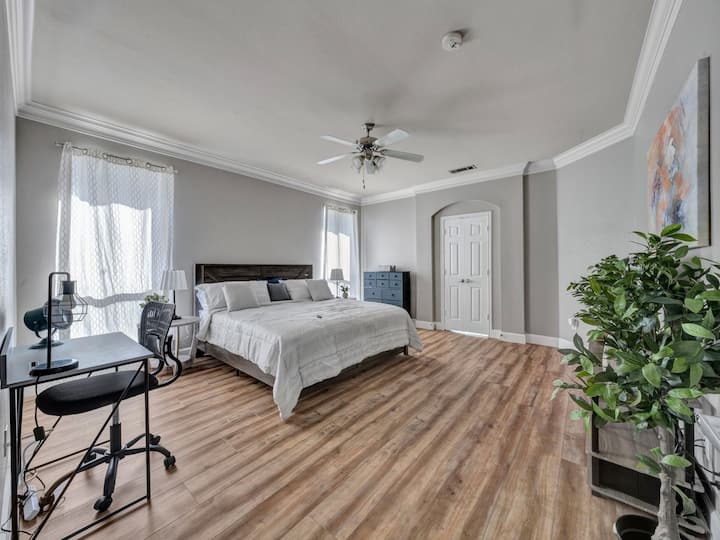 captivatinghome's tweet photo. Transform your #shorttermrental into a guest magnet with #CHCDesignGroup. We're a premier home staging company specializing in creating dream investment properties. From sourcing and assembly to delivery and setup, we handle everything within your budget and #style. #Contactus https://t.co/eMFsxZSRp0