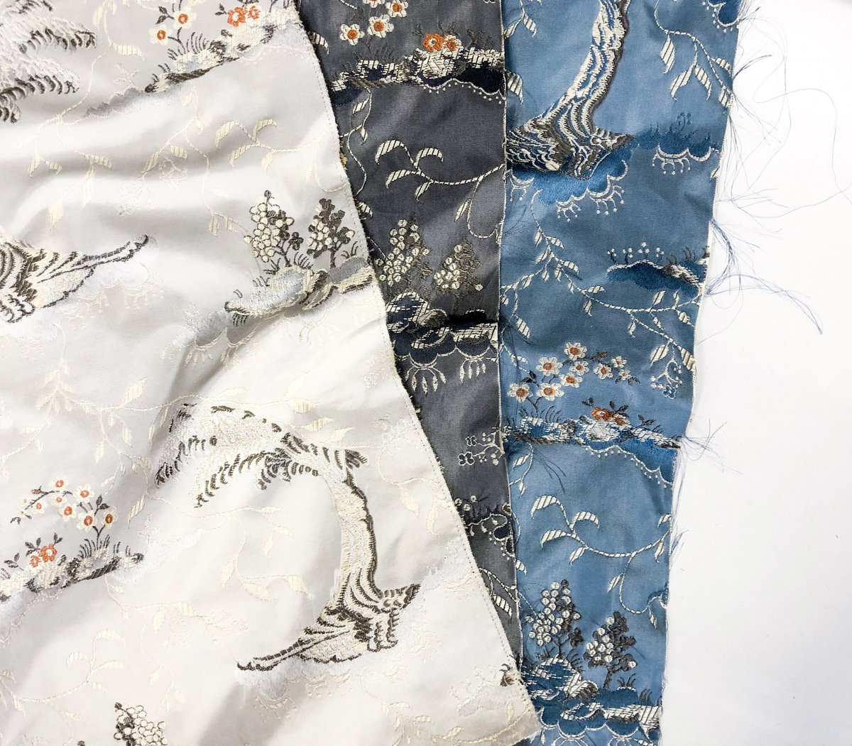 Gainsweaving's tweet photo. Named after the beautiful chinoiserie stylised willow that graces this design, Salix is a charming re-envisioned mid-eighteenth century brocade.
Part of Saluté collection, please visit our website for more:
https://t.co/jtyDxcsfAS
#chinoiserie #historicaltextiles #makingluxury https://t.co/8hk7wxWoJV