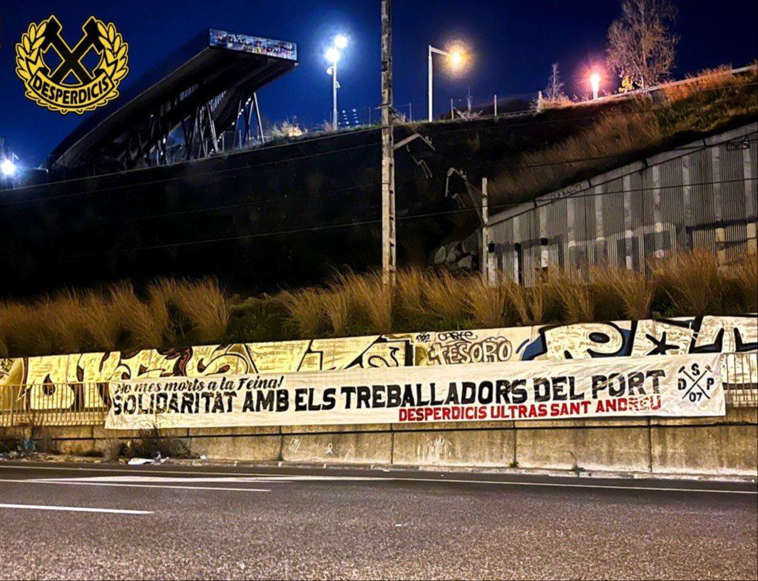 Desperdicis's tweet photo. En solidaritat amb els companys afectats per l'accident mortal a TEPSA. Els seus beneficis, els nostres morts. 

Avui dimarts del costat de la vaga convocada per @USTP_PortDeBcn.
Per una millora de les nostres condicions i drets laborals! https://t.co/1ou83CTiVH