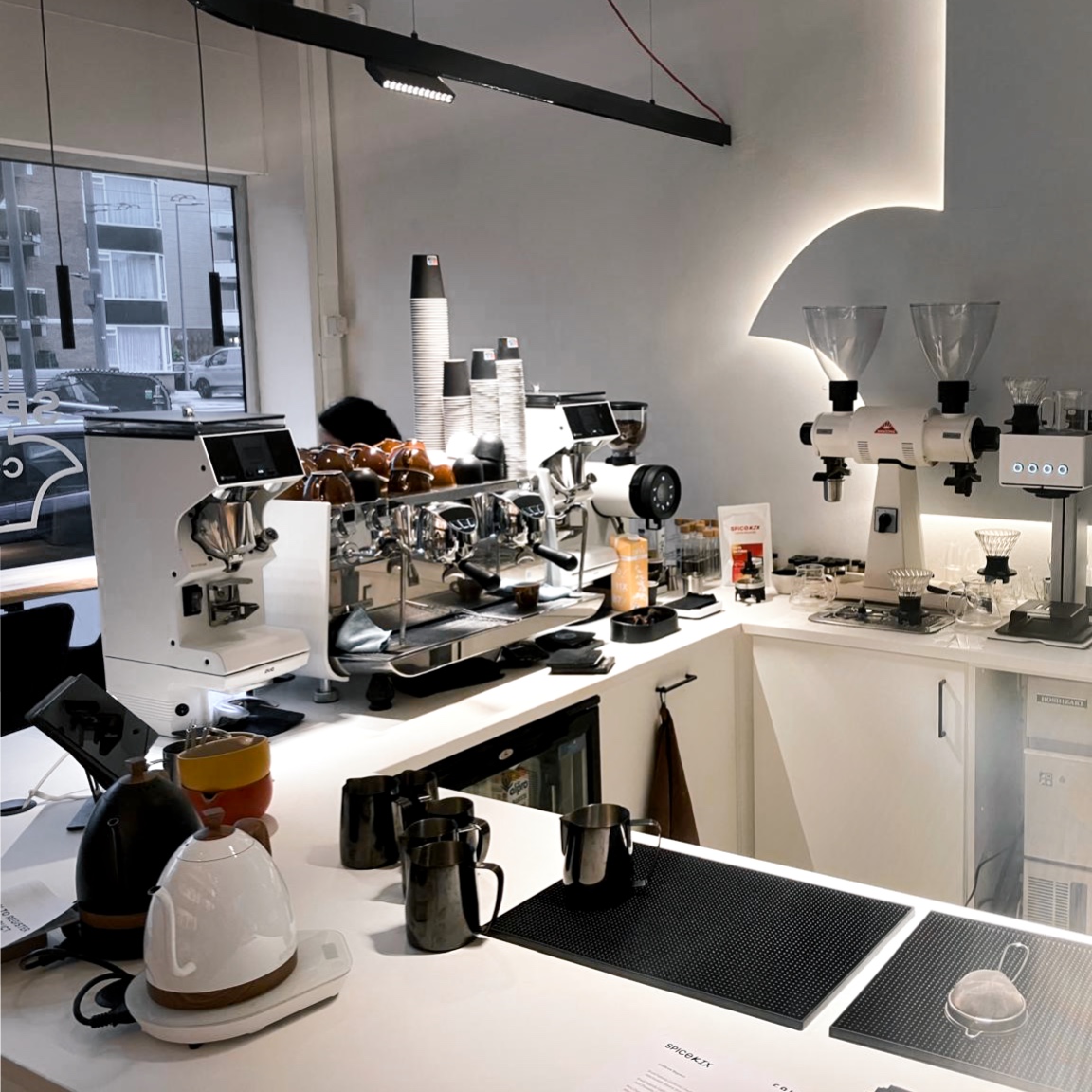 PUQ_coffee's tweet image. Elevate your Victoria Arduino Mythos Grinder workflow with PUQ Press M2 or M6 tampers. These integrated devices create a seamless, compact grind-and-tamp workstation, optimising your espresso preparation without bench clutter.

#victoriaarduino #coffeegrinder #coffeesetup