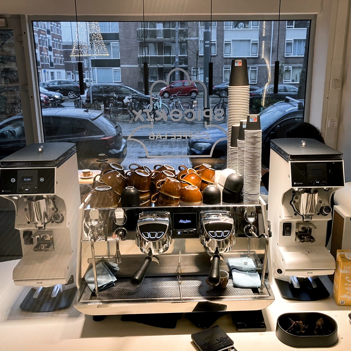 PUQ_coffee's tweet image. Elevate your Victoria Arduino Mythos Grinder workflow with PUQ Press M2 or M6 tampers. These integrated devices create a seamless, compact grind-and-tamp workstation, optimising your espresso preparation without bench clutter.

#victoriaarduino #coffeegrinder #coffeesetup